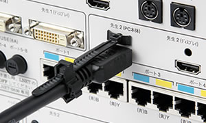 HDMIケーブルの抜けを防止するコネクタクランプ